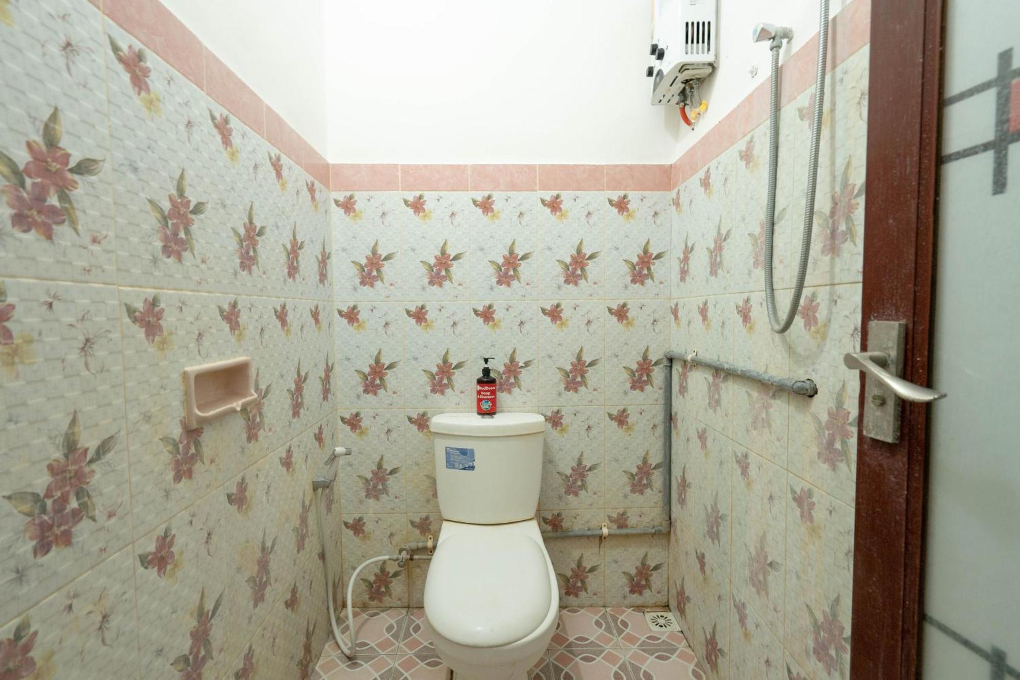 فندق Reddoorz Near Buleleng Harbour 2 سينغاراجا المظهر الخارجي الصورة