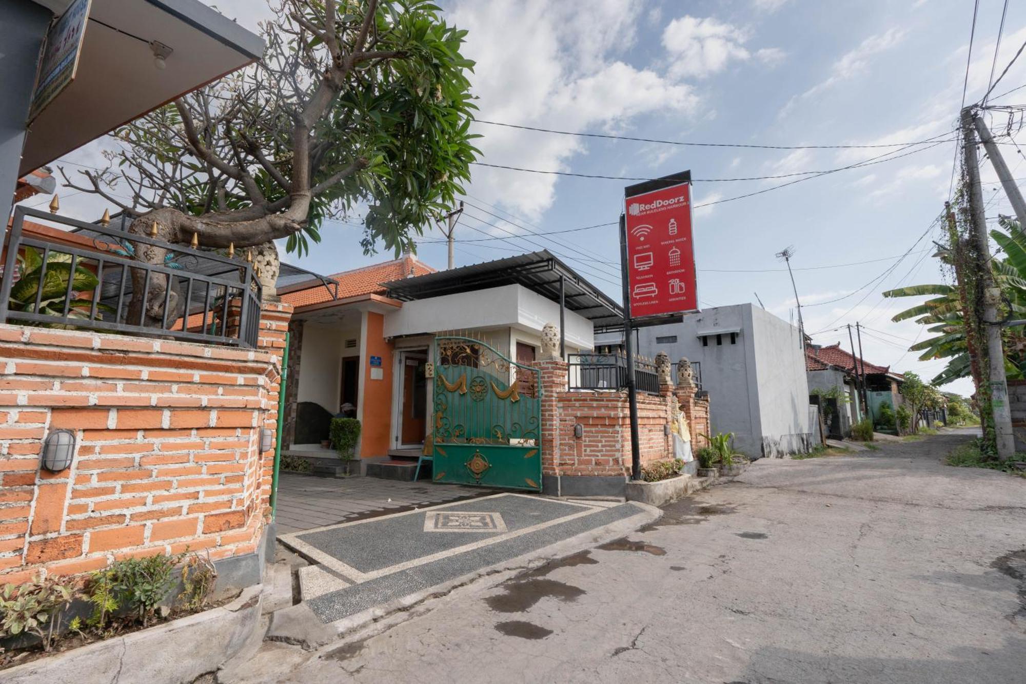 فندق Reddoorz Near Buleleng Harbour 2 سينغاراجا المظهر الخارجي الصورة